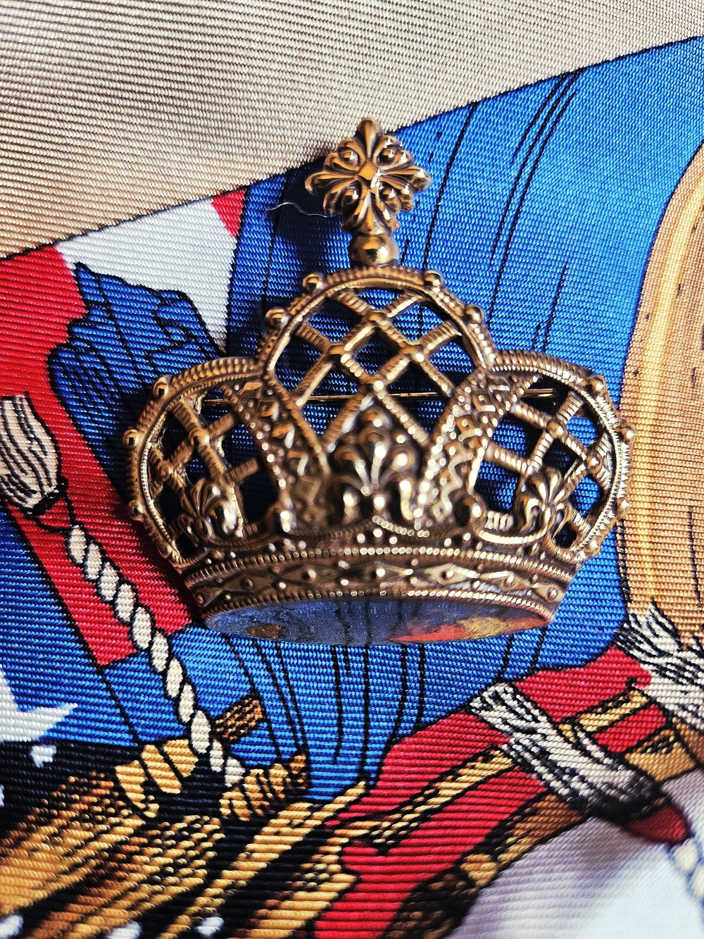 PEQUELLE Crown Brooch Gold Pin Like New